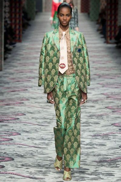 Look 32